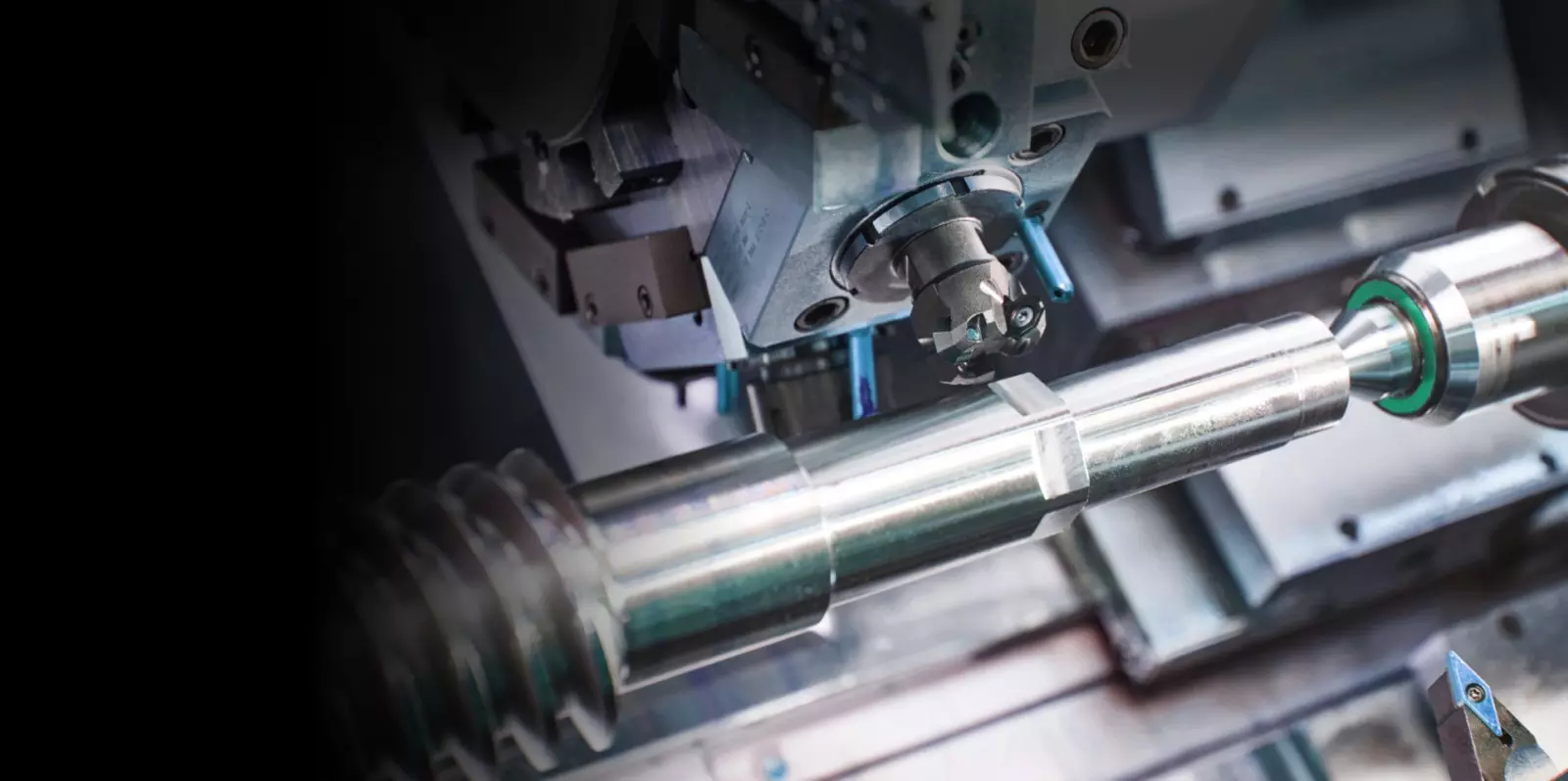 usinage cnc de pièce mécanique cylindrique sur tour industriel