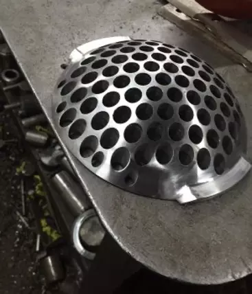 pièce mécanique usinée avec perçages multiples